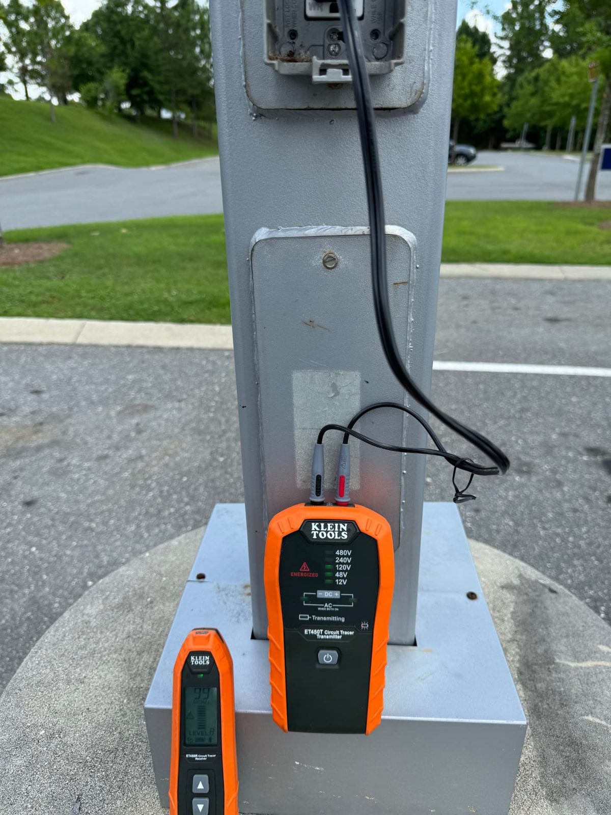 Circuit tracer locating a hidden or underground fault